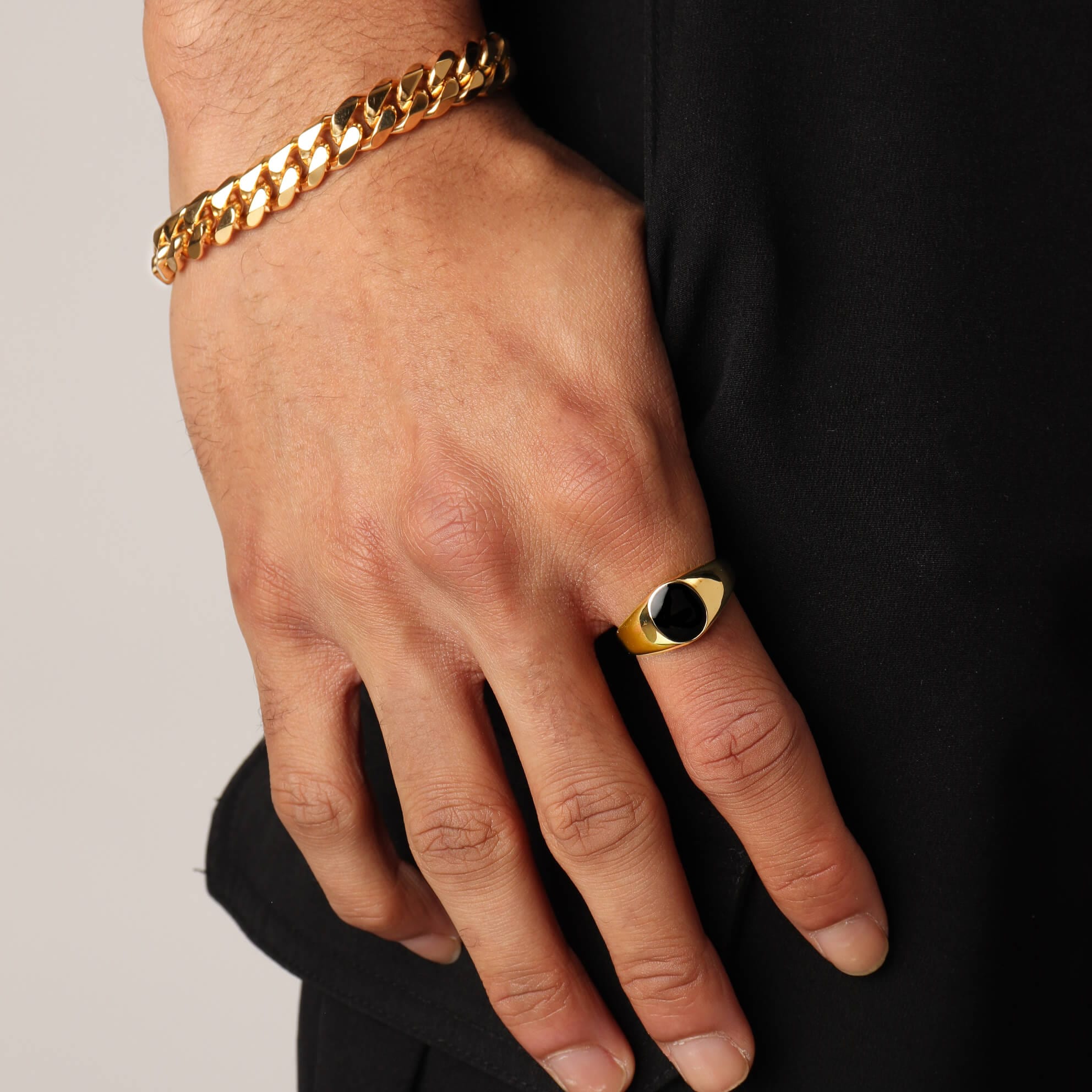 Oval Stone Ring – Gold
