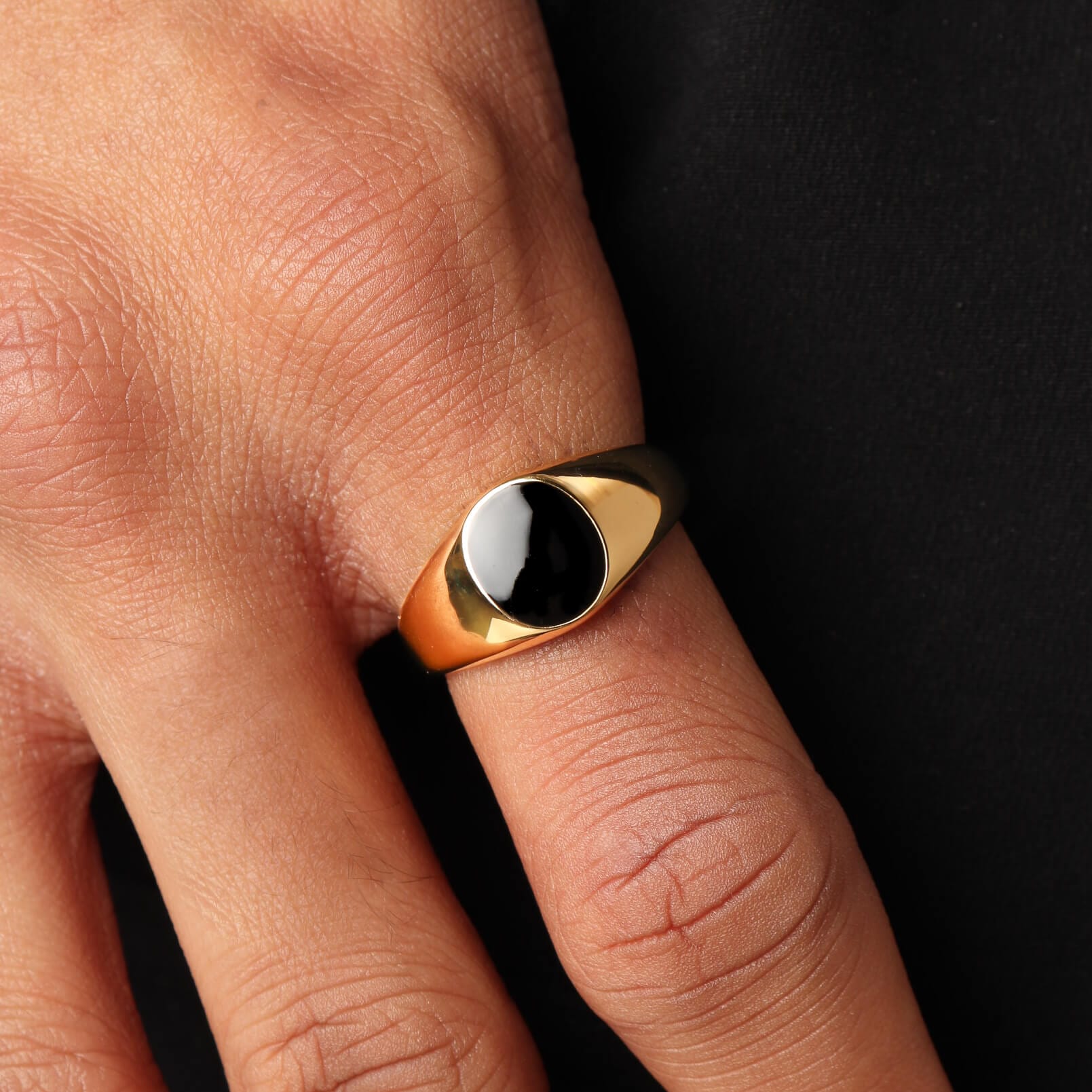 Oval Stone Ring – Gold